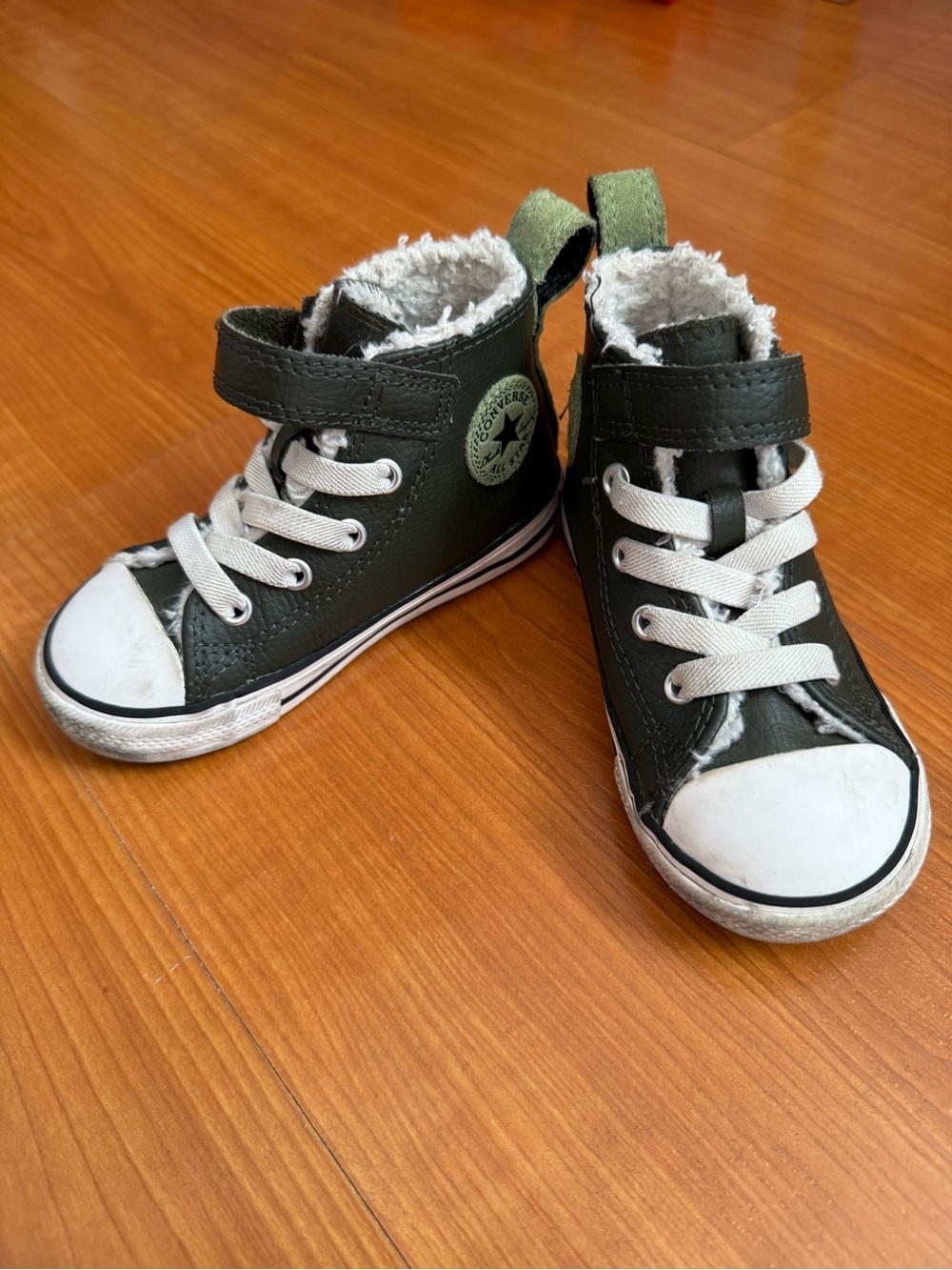 Converse infant Olive Green Leather High-Top Sneakers Lined inside size 7 EUC